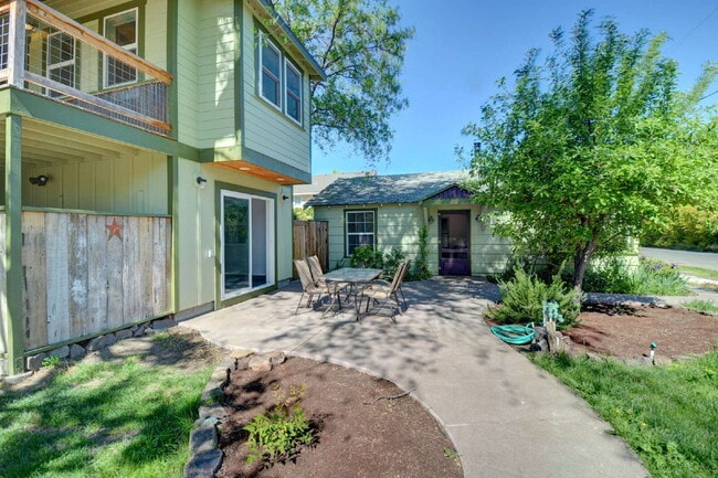 399 N Laurel St in Ashland, OR - Building Photo - Building Photo