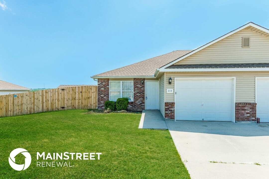 210 Palmer Ct in Pleasant Hill, MO - Foto de edificio