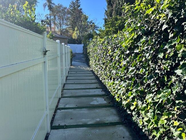 5371 Topeka Dr in Tarzana, CA - Foto de edificio - Building Photo