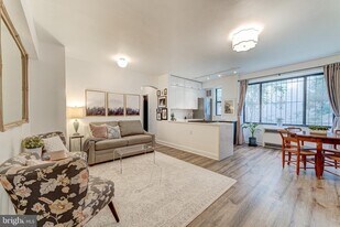 1 Scott Cir NW in Washington, DC - Building Photo