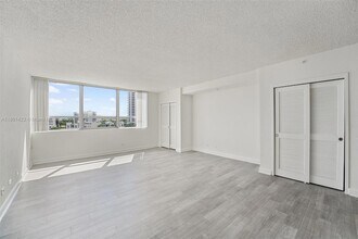1500 Bay Rd, Unit S-1110 in Miami Beach, FL - Building Photo - Building Photo