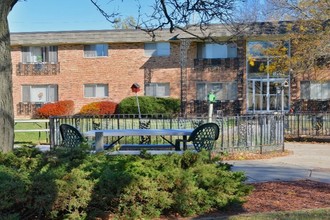 French Quarters in West Allis, WI - Foto de edificio - Building Photo