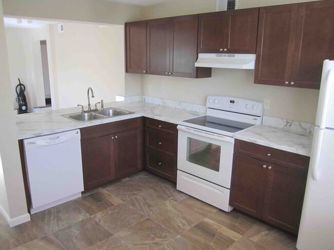 979 S Miller St, Unit 201 in Lakewood, CO - Building Photo - Building Photo