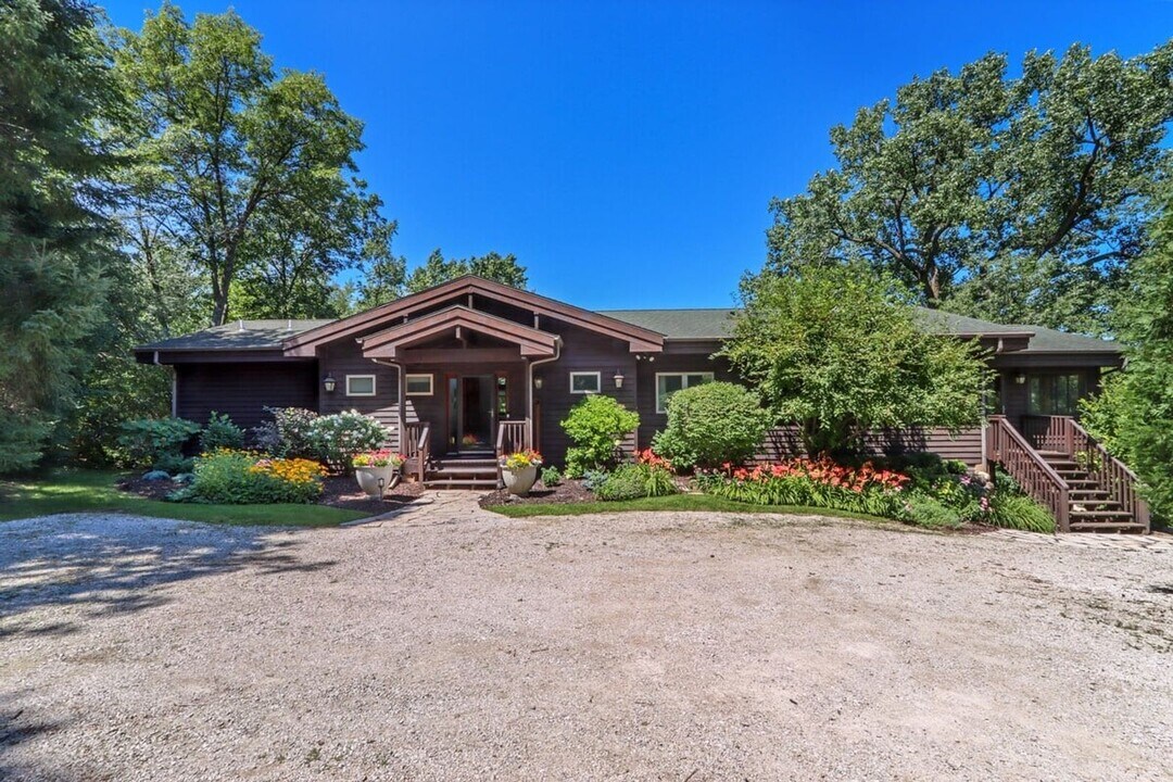 N7487 E Lakeshore Dr in Whitewater, WI - Building Photo