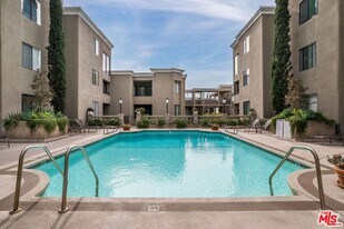 8455 Fountain Ave in West Hollywood, CA - Building Photo