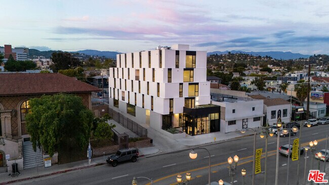 4575 Santa Monica Blvd-Unit -503 in Los Angeles, CA - Foto de edificio - Building Photo