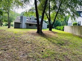 2465 Entrada Dr in Virginia Beach, VA - Building Photo
