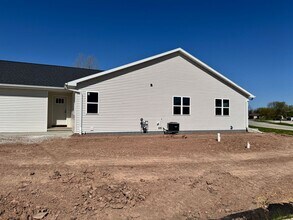 830 Highland Park Rd in Neenah, WI - Foto de edificio - Building Photo