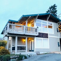 325 C St in Friday Harbor, WA - Building Photo