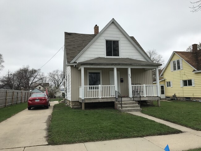 property at 513 4th Ave NW