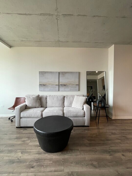 659 W Randolph St, Unit #903 in Chicago, IL - Building Photo