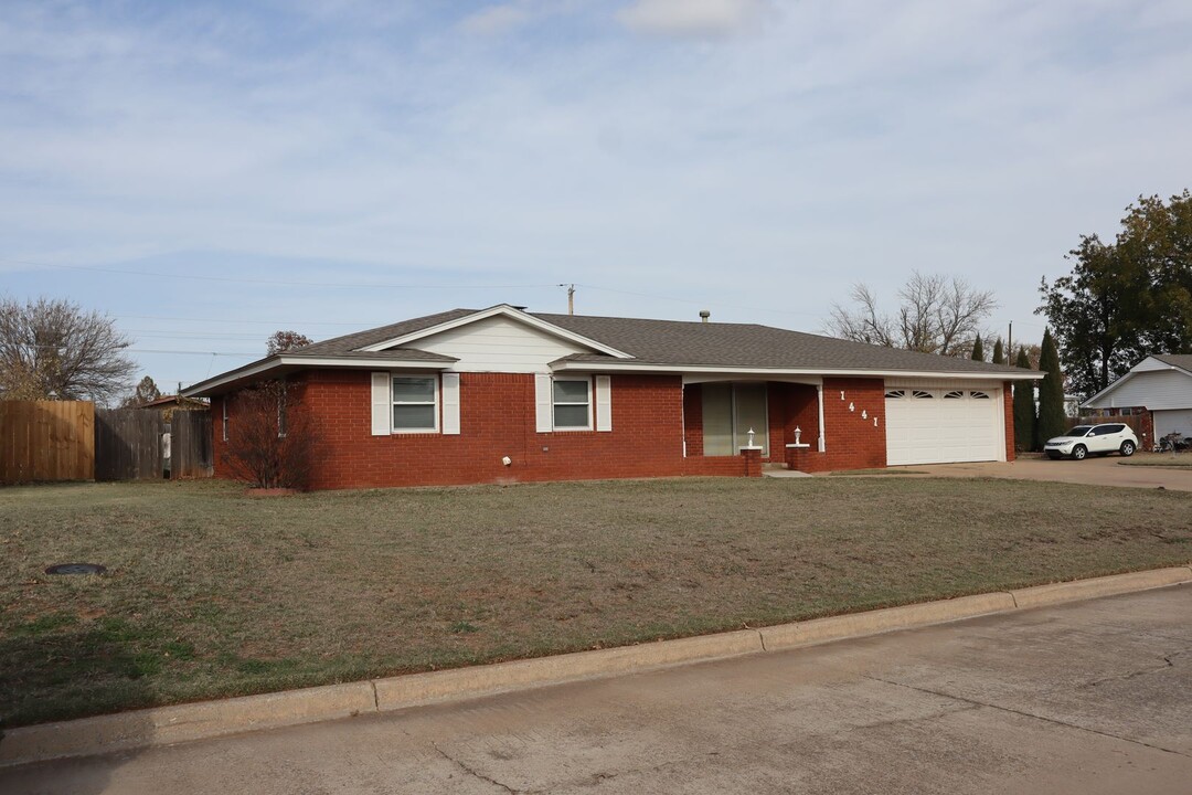 1441 Pine St in Weatherford, OK - Foto de edificio