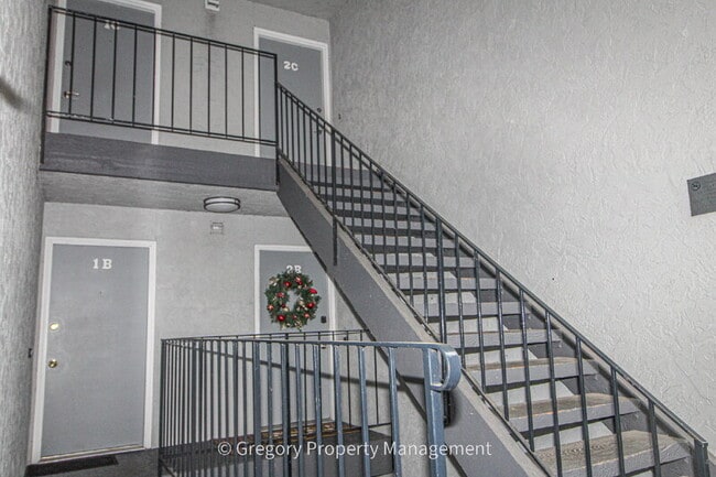 12029 100th Ave NE in Kirkland, WA - Foto de edificio - Building Photo