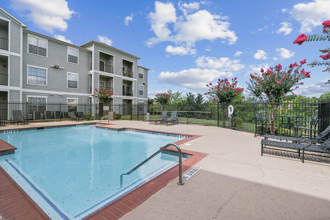 St. Augustine Estate Apartments in Dallas, TX - Building Photo