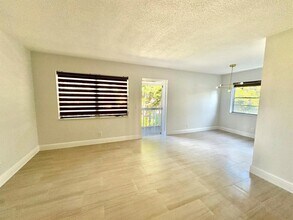 244 Sheffield J in West Palm Beach, FL - Building Photo - Building Photo