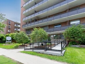 Mapleview Manor in Sarnia, ON - Building Photo - Building Photo