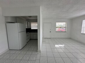 400 SE 9th Ct in Hallandale Beach, FL - Building Photo - Building Photo