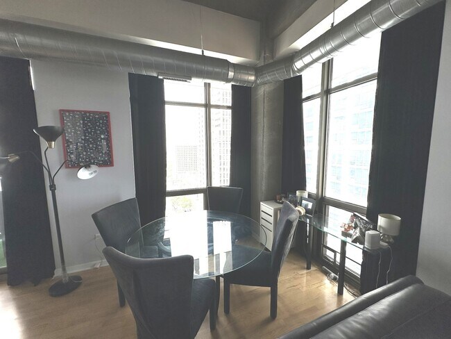 125 E 13th St, Unit 1501 in Chicago, IL - Foto de edificio - Building Photo