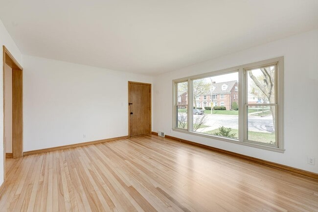 8201 W North Ave in Wauwatosa, WI - Building Photo - Building Photo