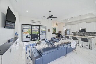 121 NW 38th Ave in Cape Coral, FL - Building Photo - Building Photo