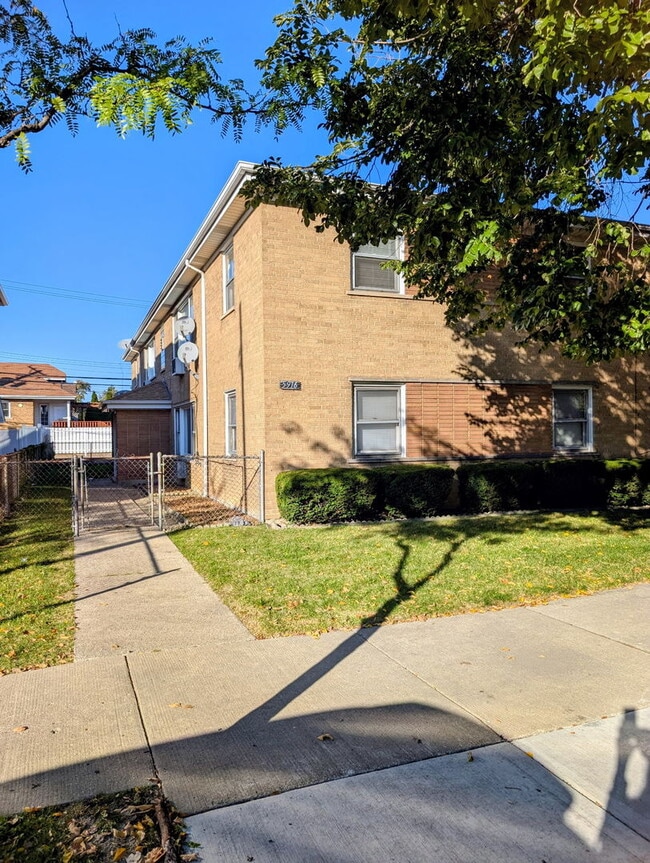 property at 5916 W Montrose Ave