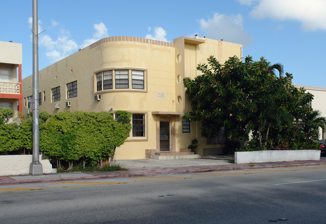 9024 Collins Ave in Miami Beach, FL - Building Photo