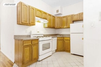 305 E 56th St in New York, NY - Building Photo - Building Photo
