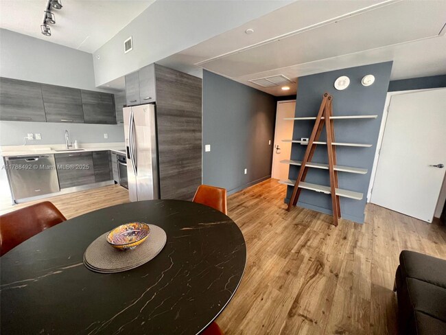 151 SE 1st St in Miami, FL - Building Photo - Building Photo