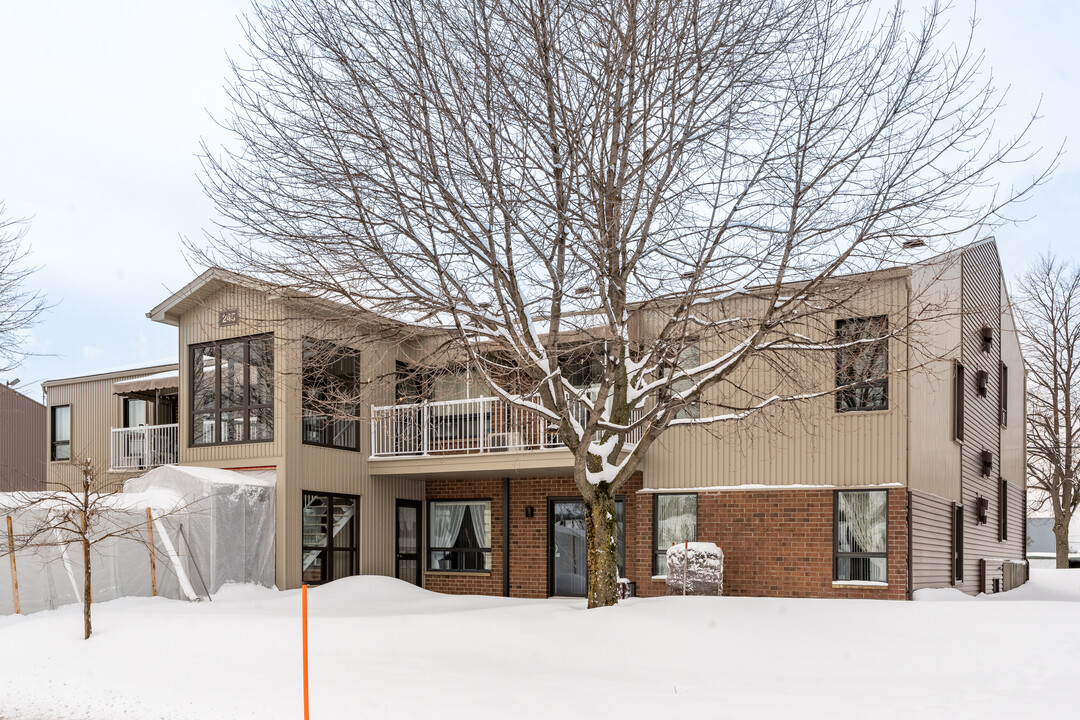 245 Des Commandeurs St in Lévis, QC - Building Photo