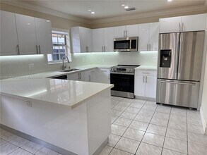 5443 SW 143rd Ct in Miami, FL - Foto de edificio - Building Photo