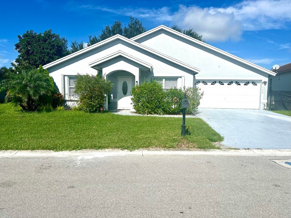 1132 Hatteras Cir in Greenacres, FL - Building Photo