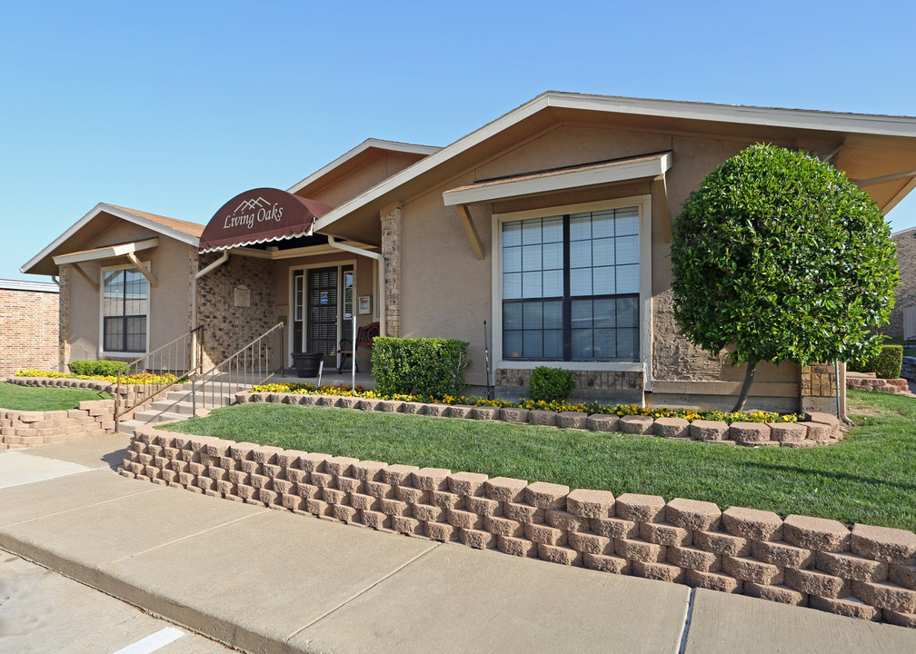 Living Oaks Apartments in Red Oak, TX - Building Photo