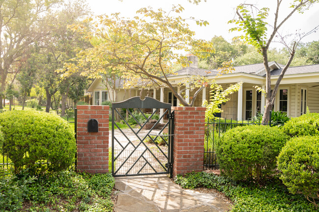 property at 140 W Fair Oaks Pl