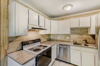 2120 S Vaughn Way in Aurora, CO - Building Photo - Building Photo
