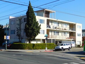 3000 Fruitvale Ave in Oakland, CA - Building Photo - Primary Photo