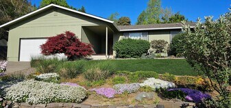 807 NE Oregon Ave in Grants Pass, OR - Building Photo