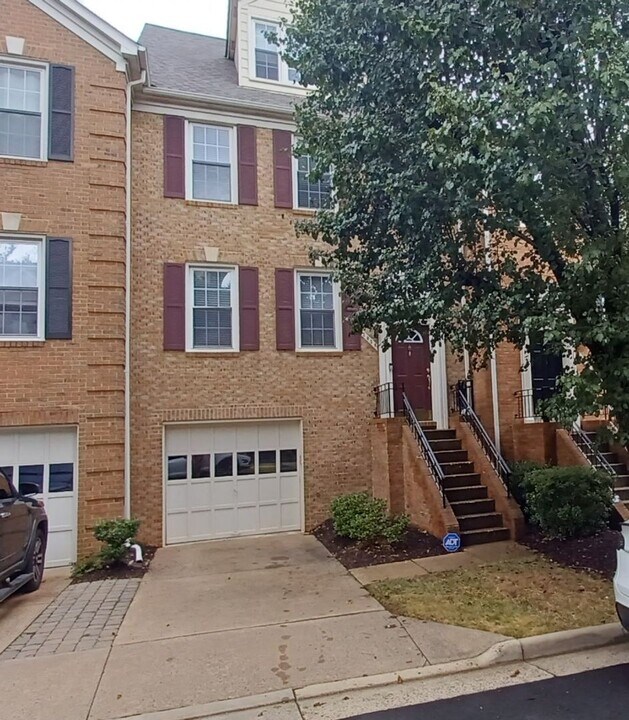 2059 Pieris Ct in Vienna, VA - Building Photo