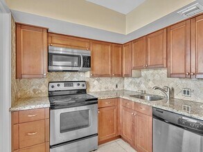 3150 N Palm Aire Dr, Unit 508 in Pompano Beach, FL - Foto de edificio - Building Photo