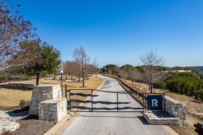 Allura Pointe Villas in Spicewood, TX - Foto de edificio - Building Photo