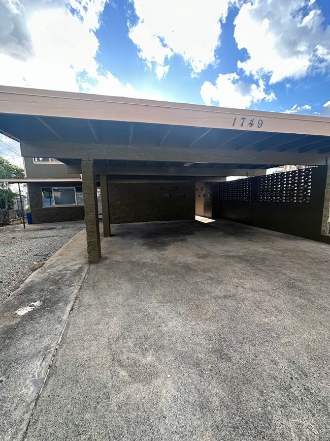 1749 Akahi St in Honolulu, HI - Building Photo - Building Photo