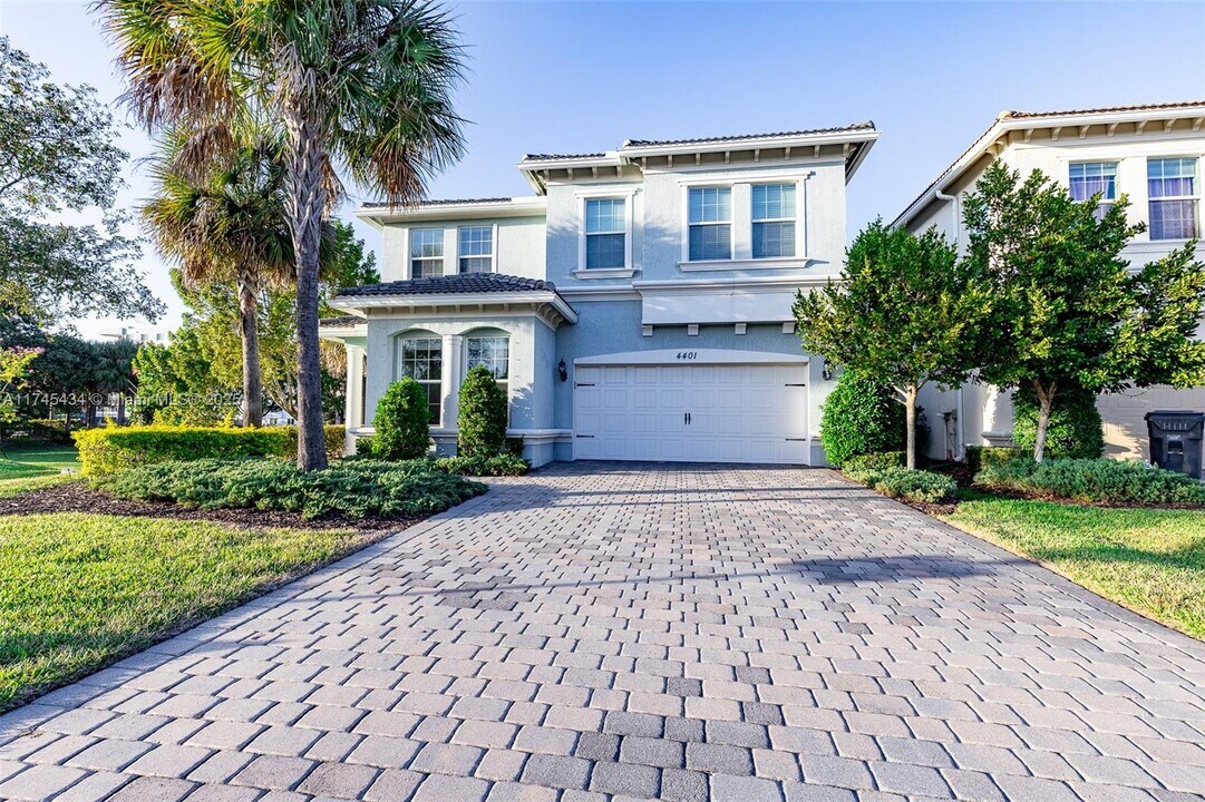 4401 Large Leaf Ln in Hollywood, FL - Building Photo