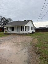 330 Deberry St in Savannah, TN - Building Photo