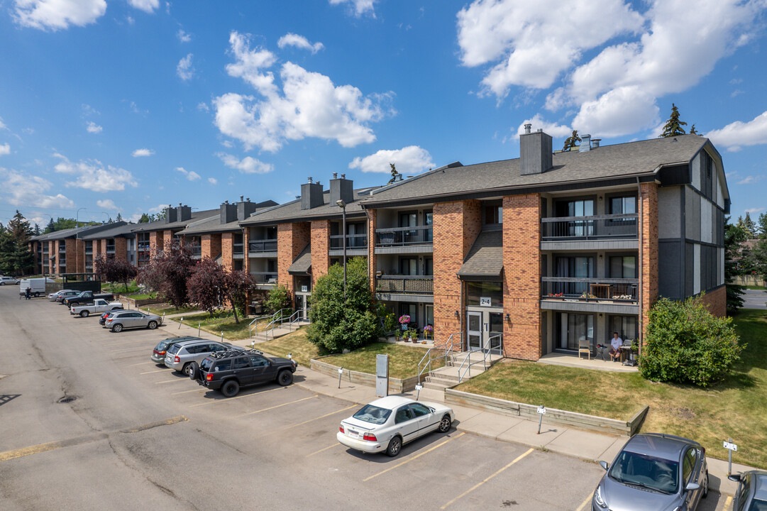 Meadowbrook in Calgary, AB - Building Photo