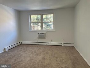 816 Garnet Dr in Burlington, NJ - Building Photo - Building Photo