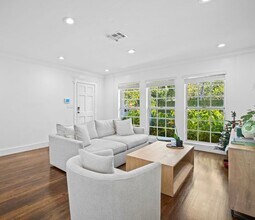 300 Manor Pl in Coral Gables, FL - Building Photo - Building Photo