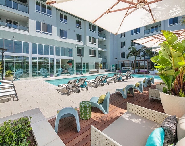 Rivair Apartment Homes in San Diego, CA - Foto de edificio - Building Photo