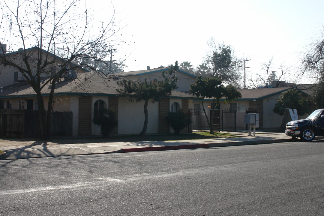 919 W Oak Ave in Visalia, CA - Foto de edificio