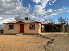 38044 12th St E in Palmdale, CA - Building Photo