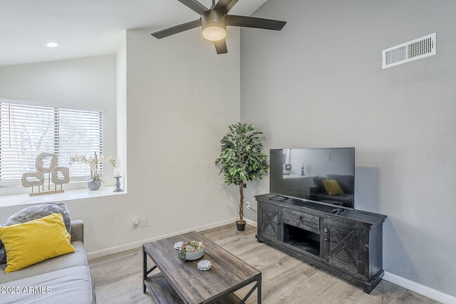 7510 E Thomas Rd in Scottsdale, AZ - Building Photo - Building Photo