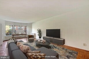 2500 Q St NW in Washington, DC - Building Photo